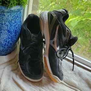 Mizuno Black and Silver Sneakers with Sleek Design